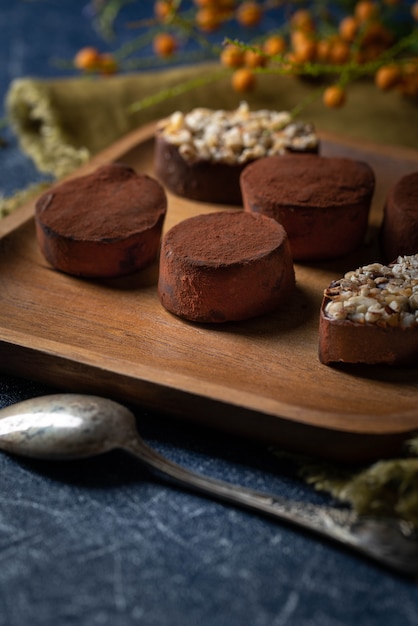 Tartufi al cioccolato su un piatto di legno