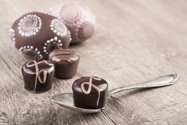 Tartufi al cioccolato su un tavolo di legno