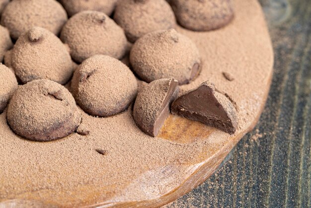 Tartufi di caramelle al cioccolato su una tavola di legno