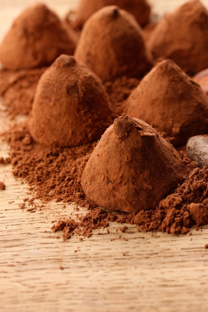 Tartufi di cioccolato e cacao su fondo di legno