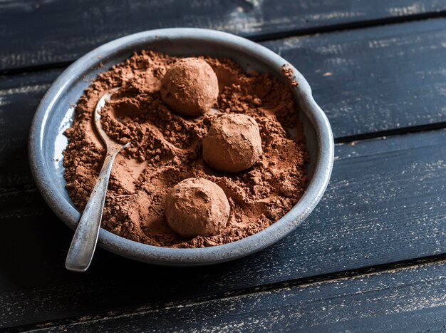 Tartufi di cioccolato fondente caramelle fatti in casa su una superficie di legno scuro