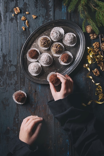 Tartufi di cioccolato natalizi