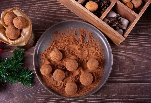 Tartufi di palline di cioccolato fatto in casa sulla piastra.