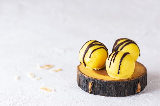 Tartufi gialli fatti in casa con ananas e zucchero di mango senza glutine e lattosio e vegan