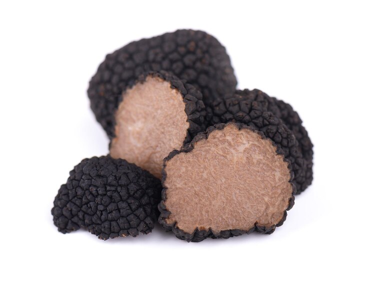 Tartufi neri isolati su sfondo bianco Tartufo fresco a fette Prelibatezza esclusiva funghi tartufati Prelibatezza francese piccante e profumata Tracciato di ritaglio