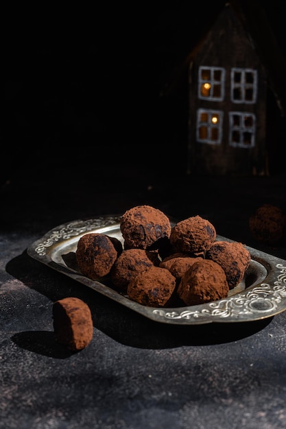 Tartufo di cioccolato fondente su fondo scuro