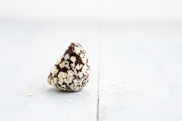 Tartufo di cioccolato su fondo di legno bianco