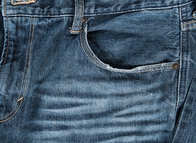 Tasca frontale vuota sfilacciata di blue jeans