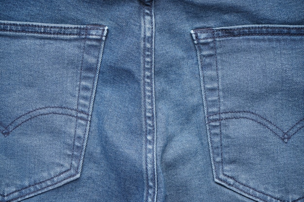 Tasca posteriore in denim blu sui pantaloni in denim.