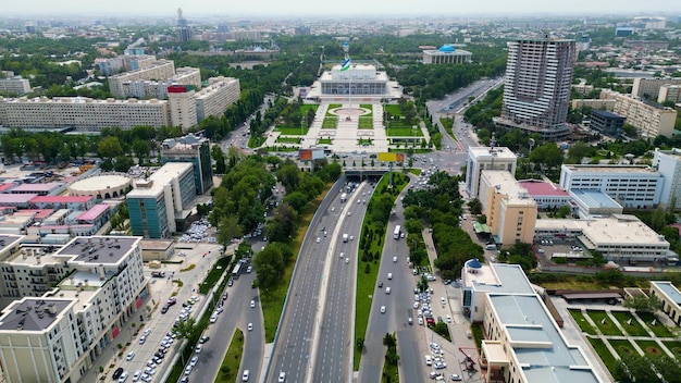 Tashkent Uzbekistan 24 maggio 2021 Veduta aerea della Piazza dell'amicizia internazionale nella città di Tashkent con la bandiera dell'Uzbekistan sventolante