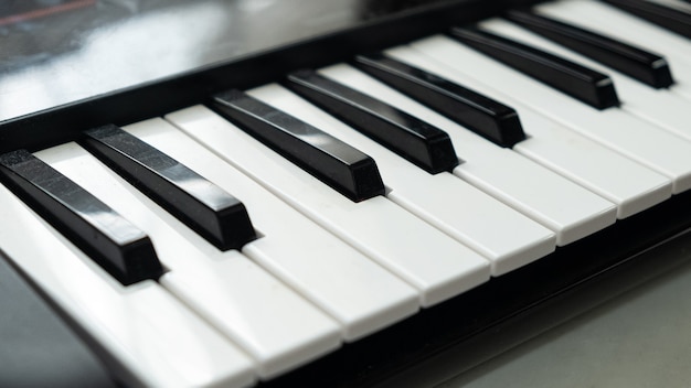 Tasti del pianoforte in bianco e nero, primo piano del sintetizzatore.