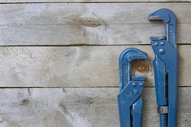 Tasti di plastica su uno sfondo di legno, posto per il testo