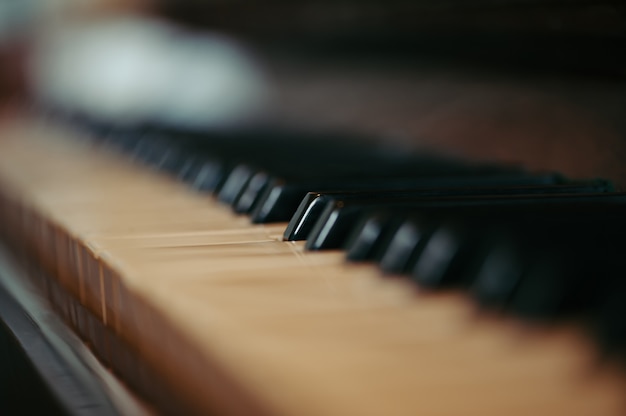 Tasti di un vecchio pianoforte in sfocatura