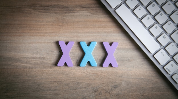 Tastiera del computer con simboli XXX.