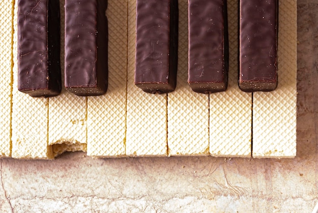 tastiera del pianoforte rivestita di cialde e marshmallow al cioccolato