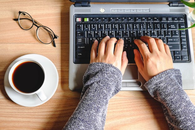 Tastiera digitata a mano funzionante della donna.