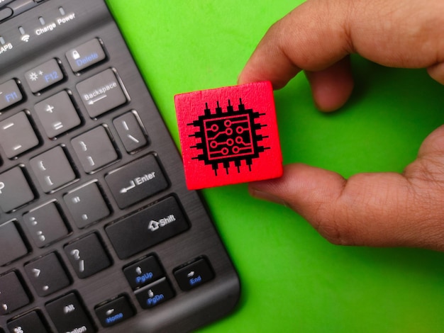 Tastiera nera con vista dall'alto con blocco colorato a mano e icona del microchip Tecnologia aziendale