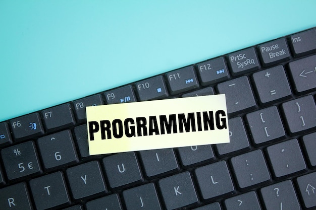 tastiera portatile e carta colorata con la parola programmazione