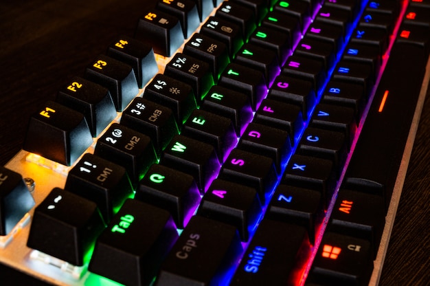 Tastiera RGB meccanica da gioco professionale multicolore sul tavolo