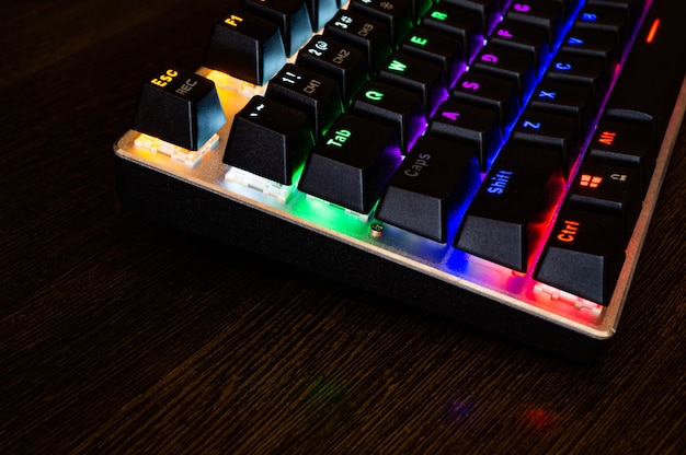 Tastiera RGB meccanica da gioco professionale multicolore sul tavolo