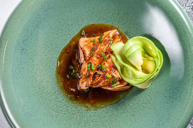 Tataki di filetto di salmone con contorno di avocado