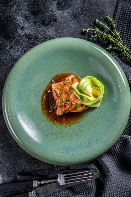 Tataki di filetto di salmone con contorno di avocado