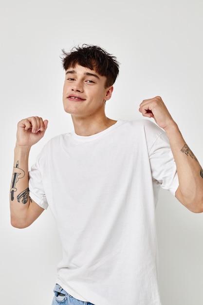 Tatuaggio uomo moderno stile giovanile maglietta bianca sullo studio del modello del braccio