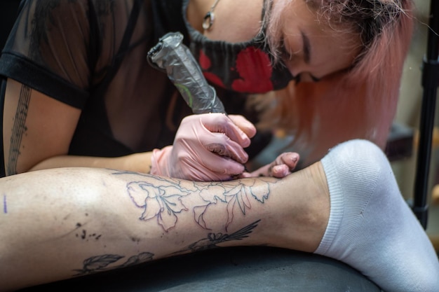 Tatuare la linea esterna del disegno