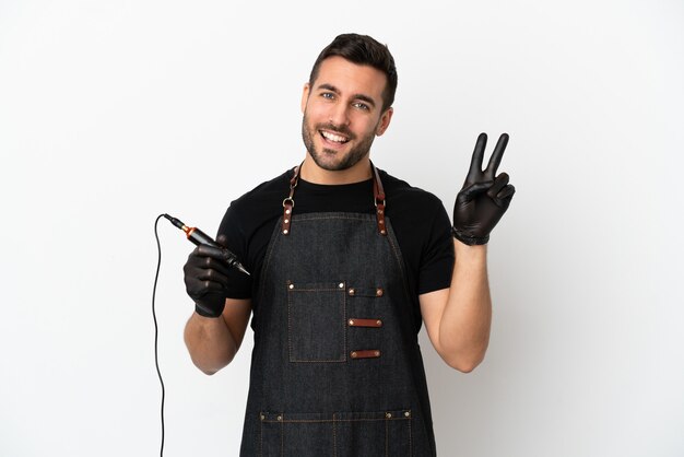 Tatuatore uomo isolato su sfondo bianco sorridente e mostrando segno di vittoria