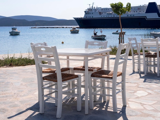 Taverna senza clienti in mezzo a una pandemia di coronavirus sul lungomare della località turistica in Grecia
