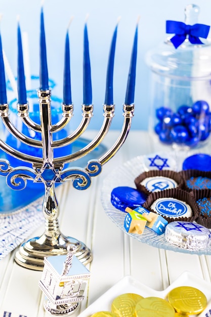 Tavola apparecchiata con cocktail e cioccolatini per celebrare Hanukkah.