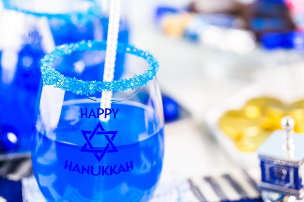 Tavola apparecchiata con cocktail e cioccolatini per celebrare Hanukkah.