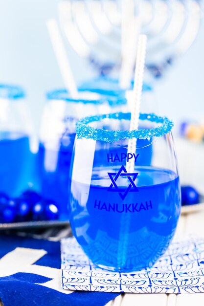 Tavola apparecchiata con cocktail e cioccolatini per celebrare Hanukkah.