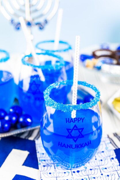 Tavola apparecchiata con cocktail e cioccolatini per celebrare Hanukkah.