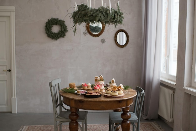 Tavola apparecchiata di Natale con torte e cupcakes