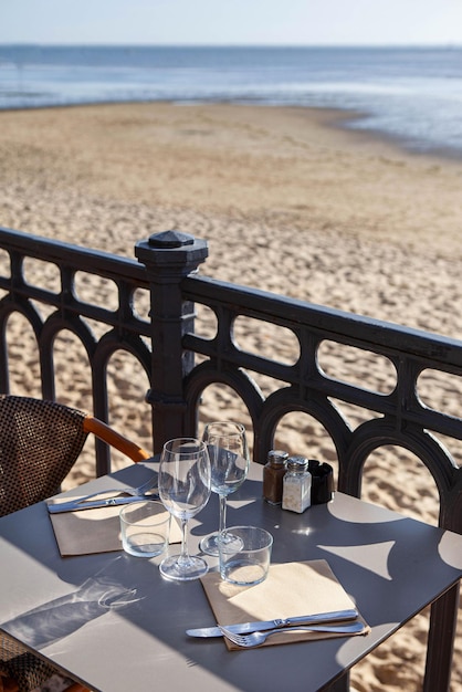Tavola apparecchiata in un ristorante sulla spiaggia