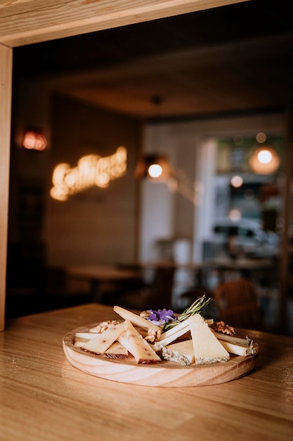 Tavola con diversi formaggi in cucina pass di un ristorante