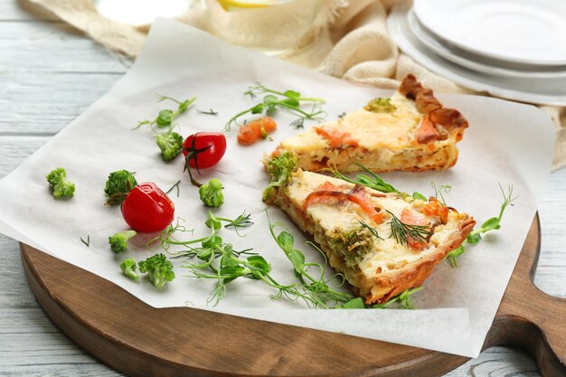 Tavola con pezzi di torta di quiche di salmone sul tavolo