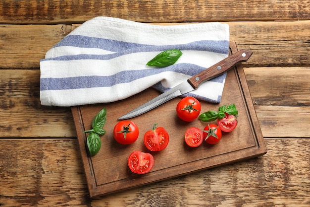 Tavola con pomodorini freschi sulla tavola di legno