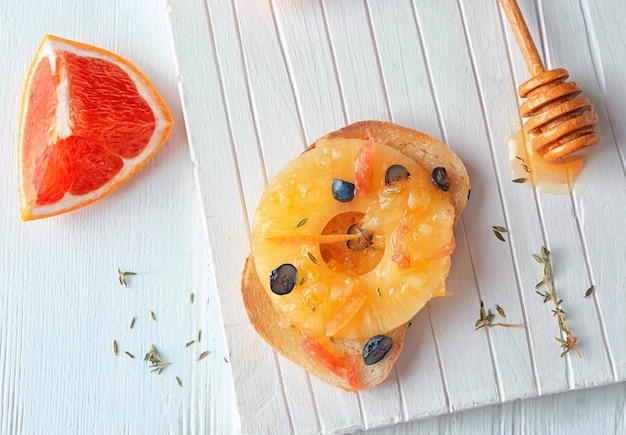 Tavola con toast croccanti freschi e ananas sulla tavola di legno