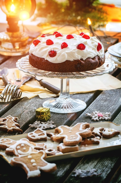 Tavola con torta al cioccolato