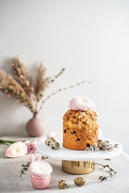 tavola con torta e fiori