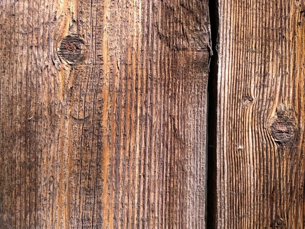 Tavola consumata squallida o pannello in legno graffiato per il tuo sfondo retrò Superficie in legno irregolare della porta