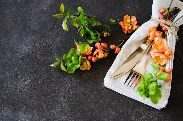 Tavola d&#39;epoca con fiori delicati