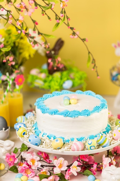 Tavola da dessert con torta e cupcakes per il brunch di Pasqua.