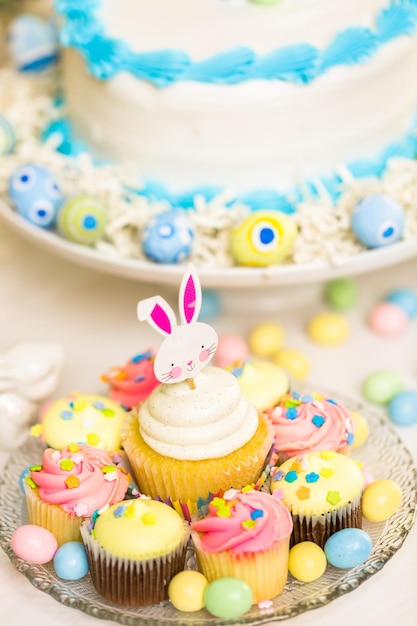 Tavola da dessert con torta e cupcakes per il brunch di Pasqua.