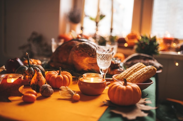 Tavola da pranzo per le vacanze del Ringraziamento con decorazioni autunnali e zucche