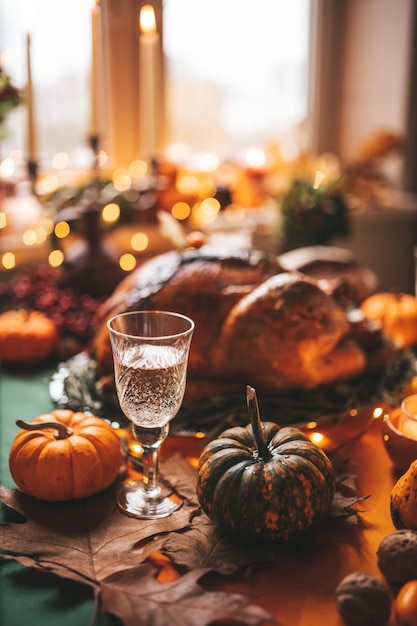 Tavola da pranzo per le vacanze del Ringraziamento con decorazioni autunnali e zucche