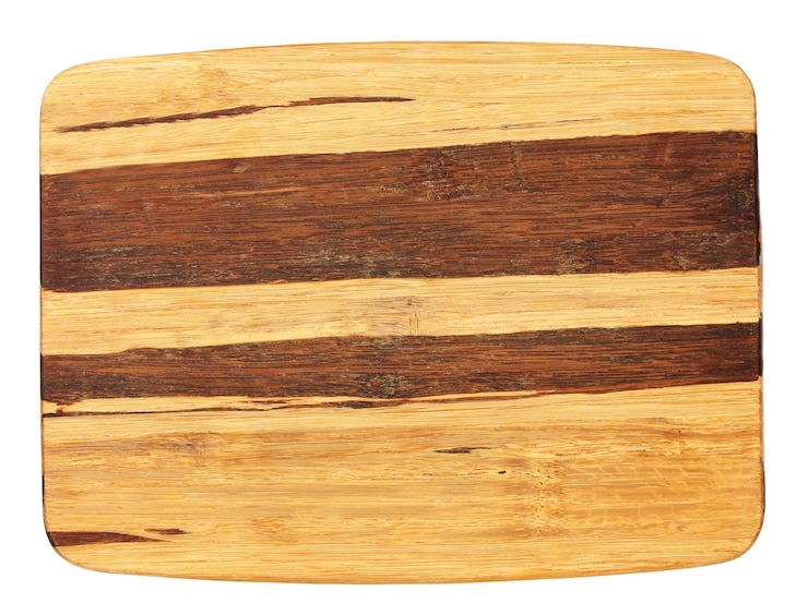 Foto tavola da taglio in legno isolata su bianco