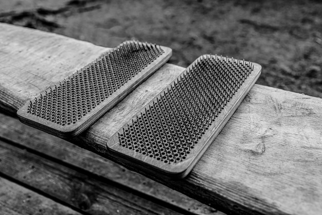 Tavola da yoga Sadhu in legno con chiodi per praticare la meditazione Sadhu su sfondo di legno.